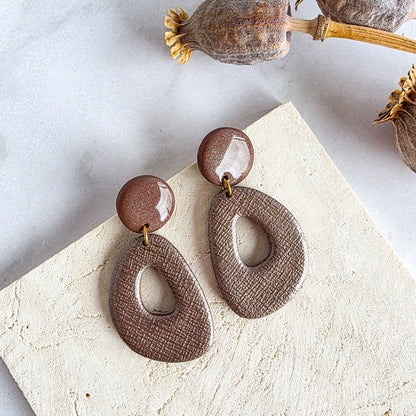 Stijlvolle taupe oorbellen van polymeerklei, uniek en handgemaakt – Handmade Elegance by Delfine