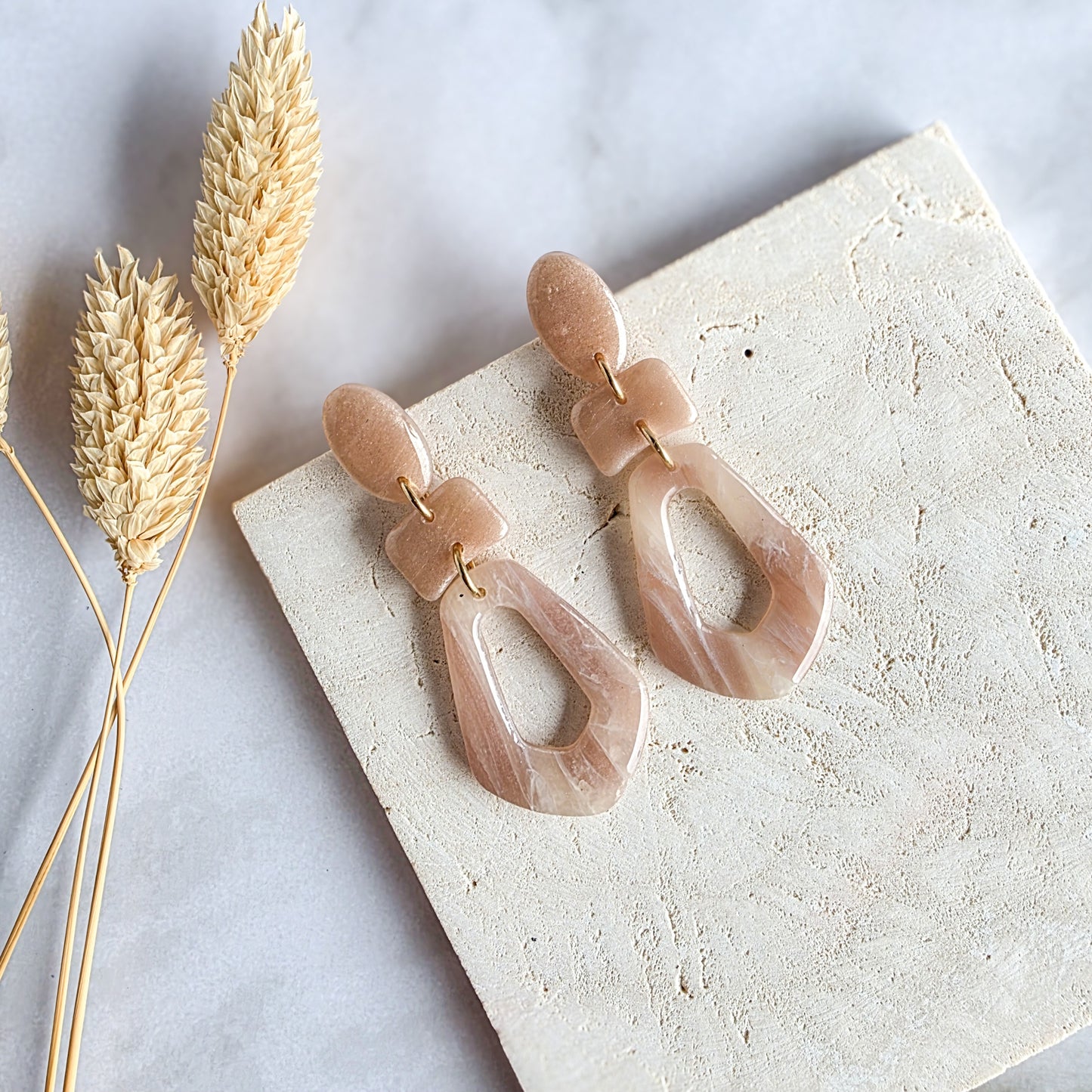 Unieke handgemaakte oorbellen in beige, gemaakt van polymeerklei – Handmade Elegance by Delfine