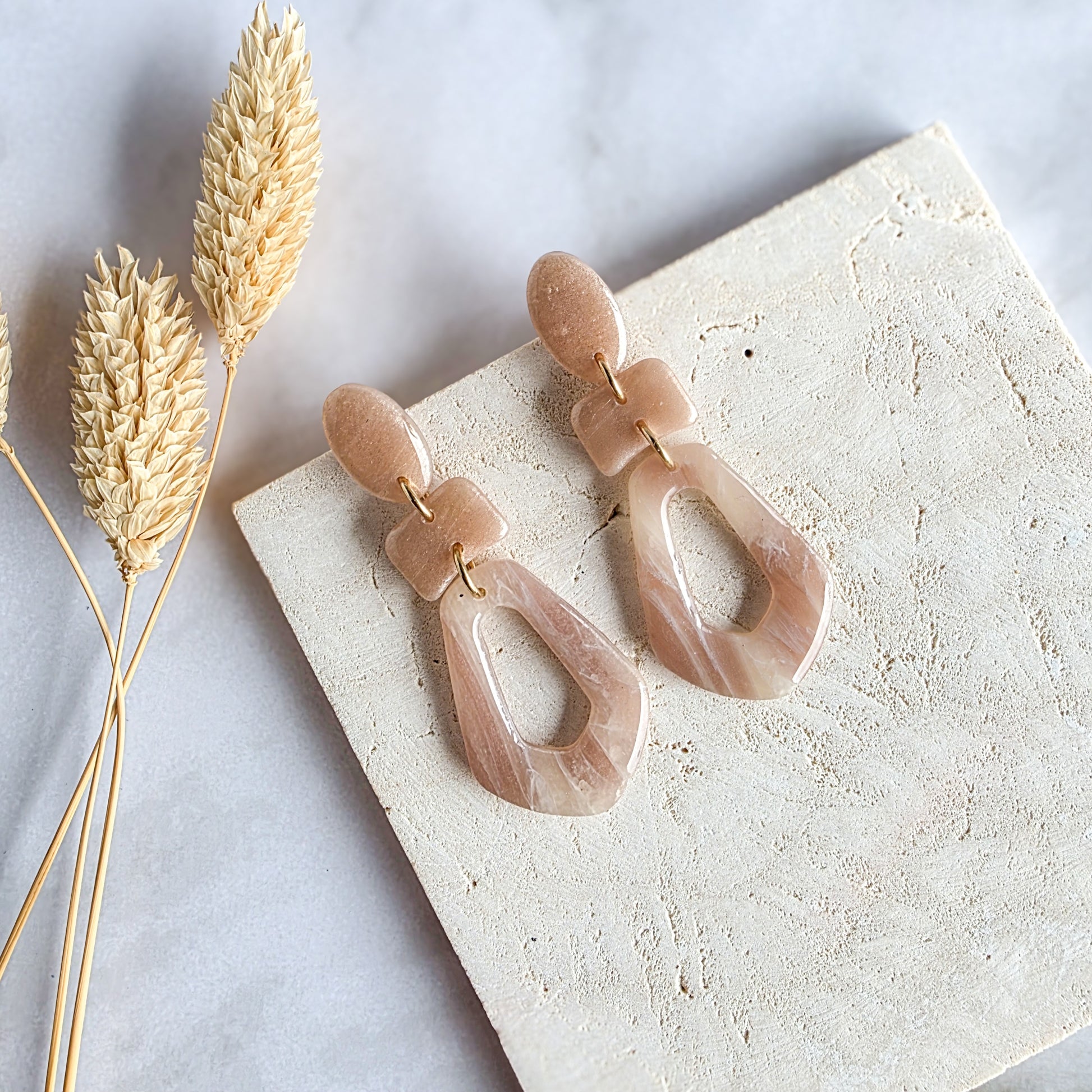 Unieke handgemaakte oorbellen in beige, gemaakt van polymeerklei – Handmade Elegance by Delfine