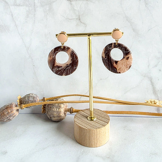 Unieke handgemaakte ronde oorbellen in bruin, gemaakt van polymeerklei – Handmade Elegance by Delfine