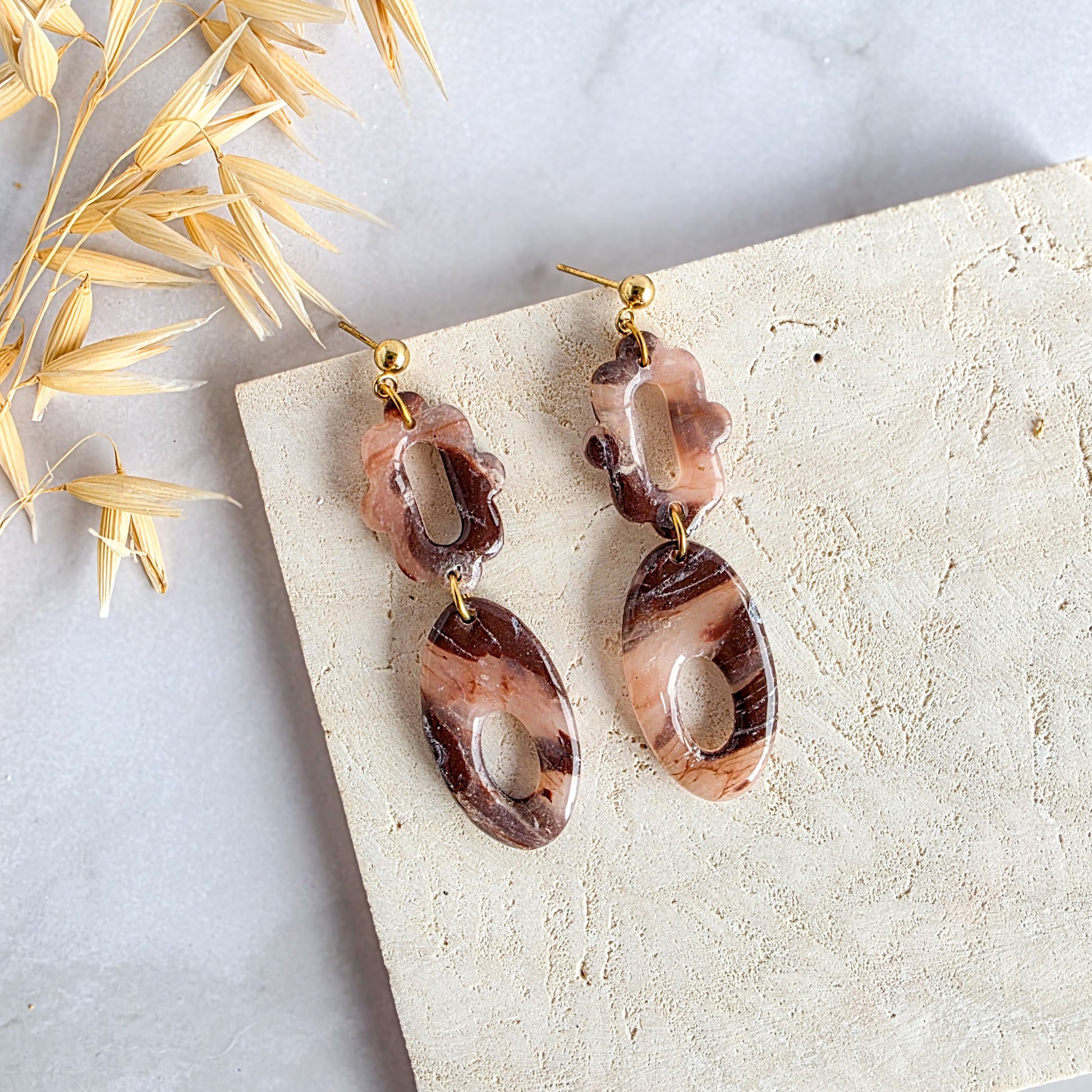 Unieke handgemaakte oorbellen in bloemvorm in bruin, gemaakt van polymeerklei – Handmade Elegance by Delfine