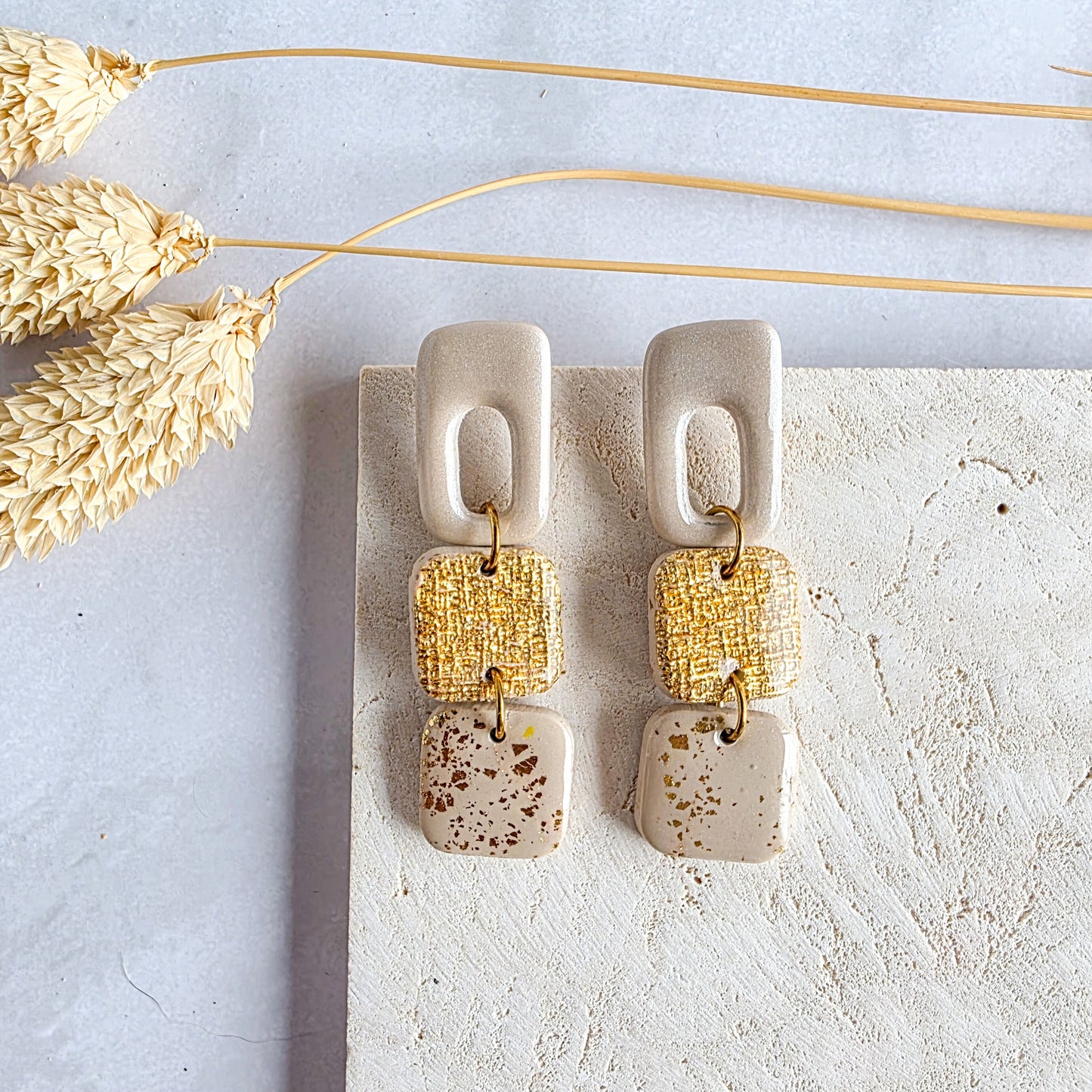 Unieke handgemaakte korte oorbellen in beige met goud, gemaakt van polymeerklei – Handmade Elegance by Delfine