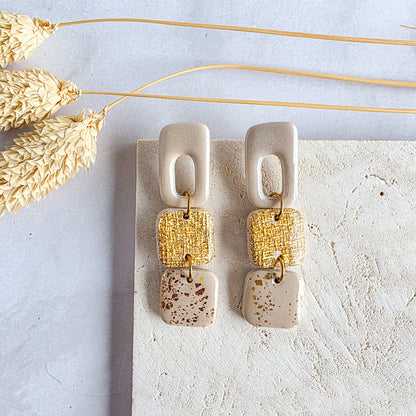 Unieke handgemaakte korte oorbellen in beige met goud, gemaakt van polymeerklei – Handmade Elegance by Delfine