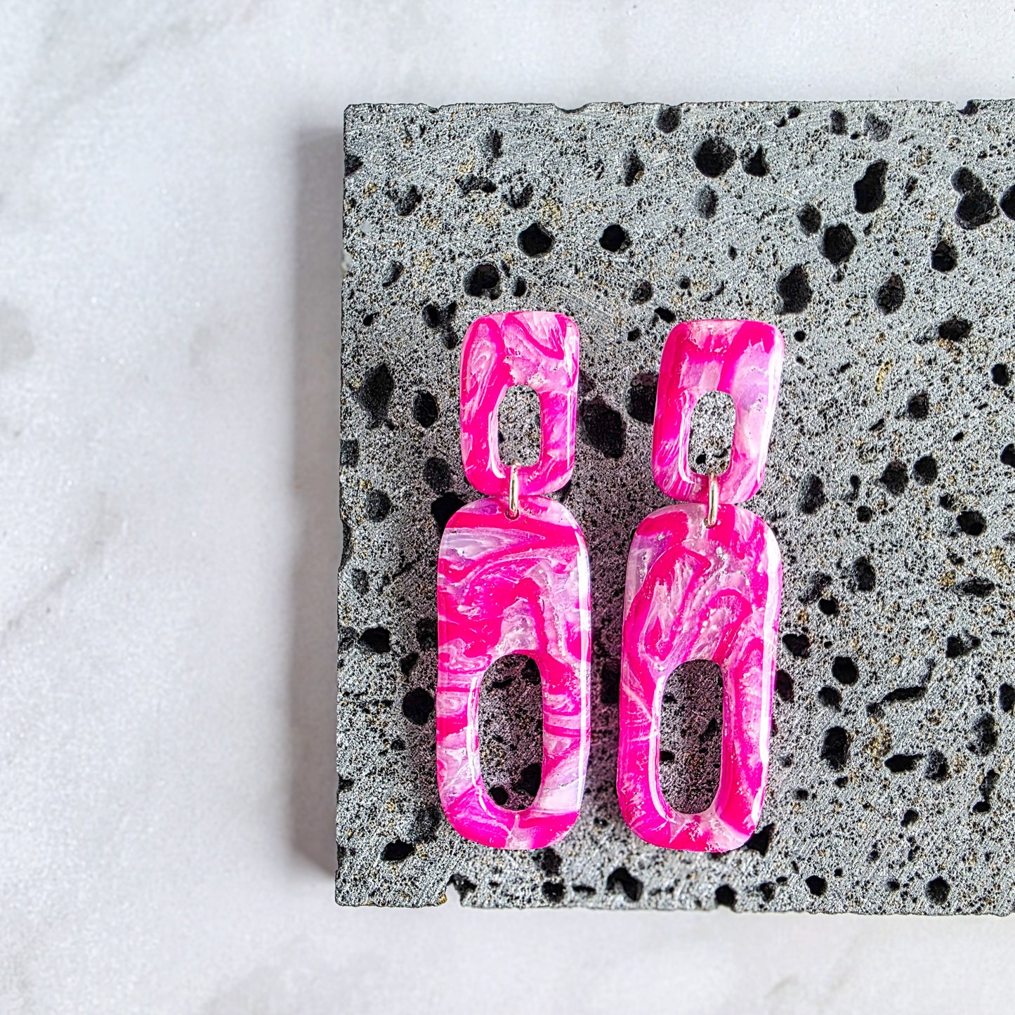 Unieke handgemaakte lange oorbellen in fuchsia, gemaakt van polymeerklei – Handmade Elegance by Delfine