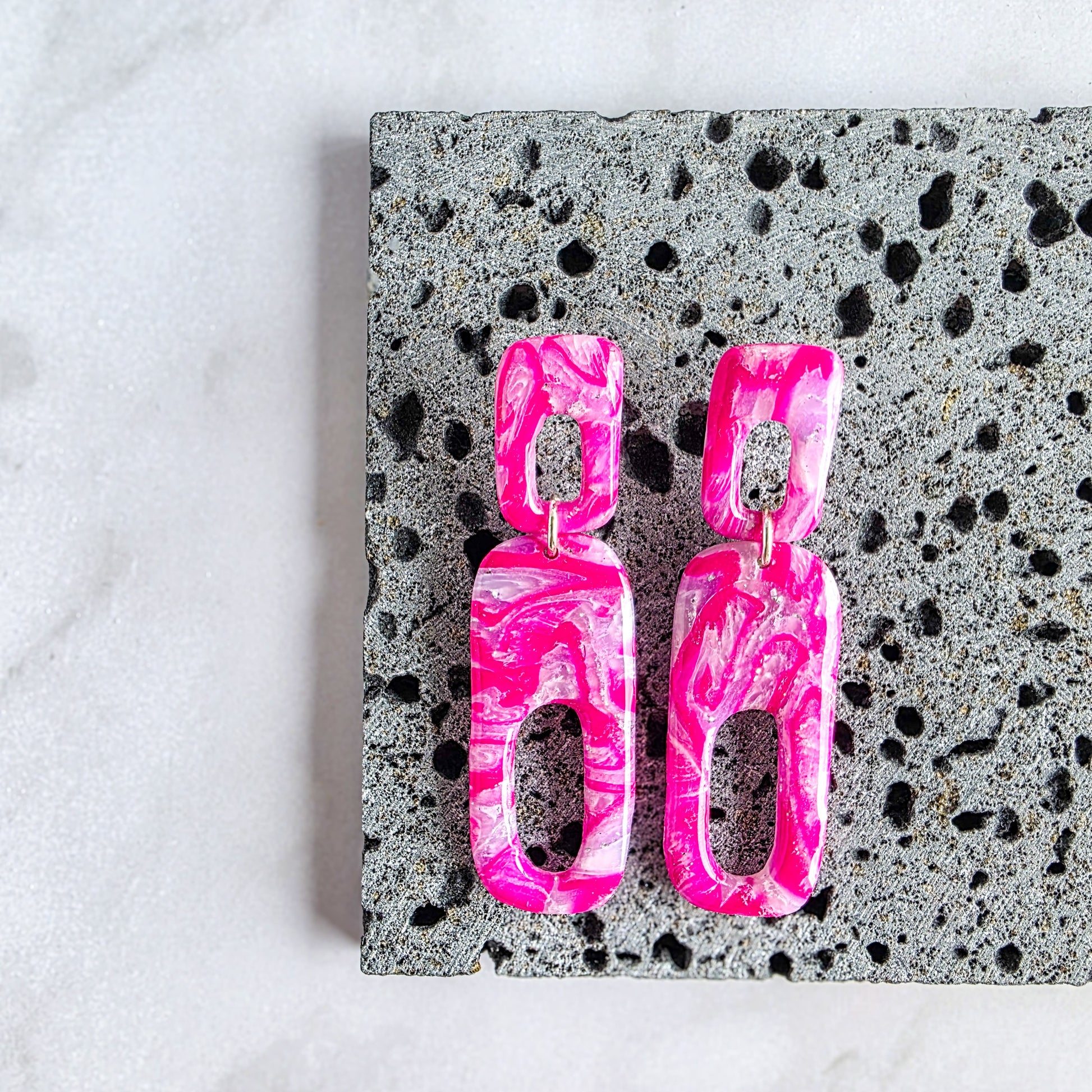 Unieke handgemaakte lange oorbellen in fuchsia, gemaakt van polymeerklei – Handmade Elegance by Delfine