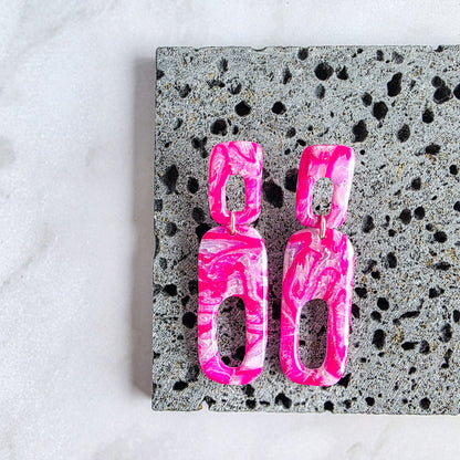 Unieke handgemaakte lange oorbellen in fuchsia, gemaakt van polymeerklei – Handmade Elegance by Delfine