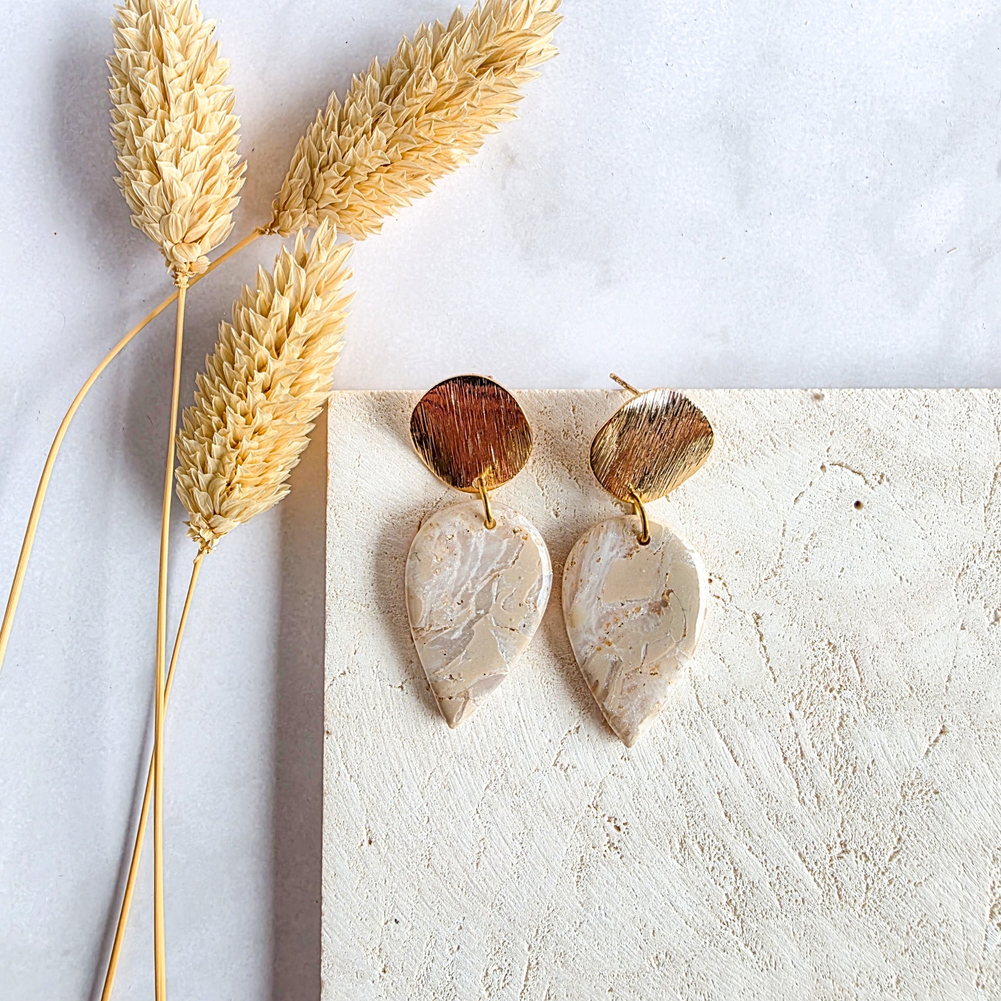 Kleine beige druppelvormige oorbel van Handmade Elegance by Delfine