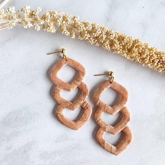 Lange handgemaakte beige oorbel van Handmade Elegance by Delfine