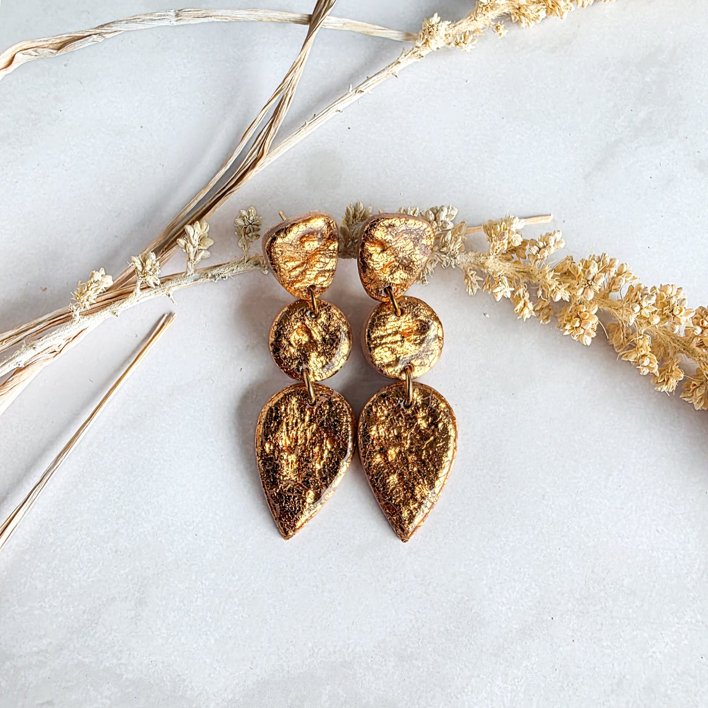 Bronskleurige lange oorbel van Handmade Elegance by Delfine