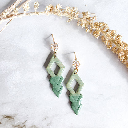 Groene lange unieke handgemaakte oorbellen met zirkonen oorknopje