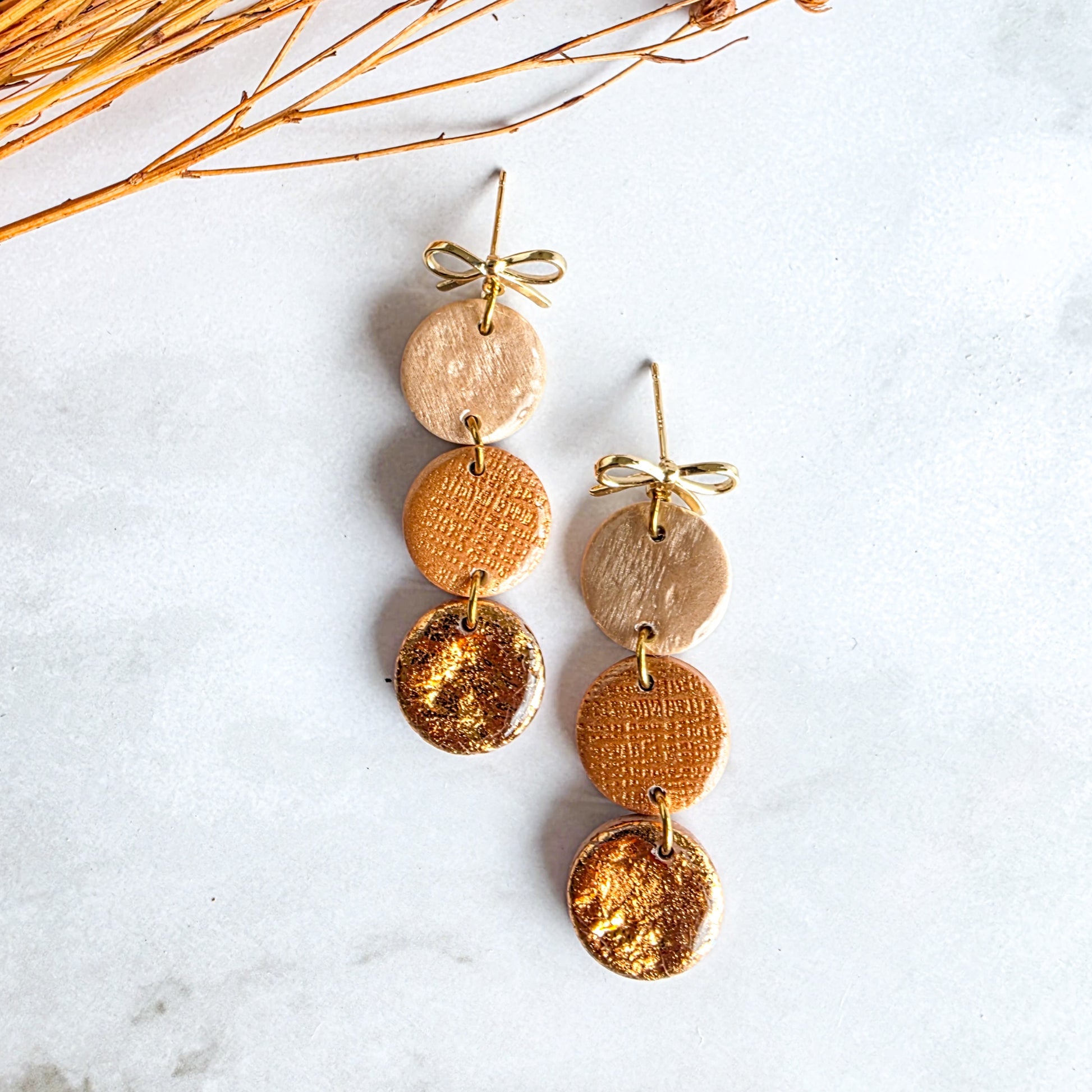 Unieke handgemaakte oorbel met 3 rondjes en oorknopje in strikvorm