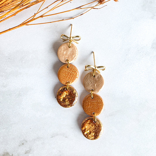 Unieke handgemaakte oorbel met 3 rondjes en oorknopje in strikvorm