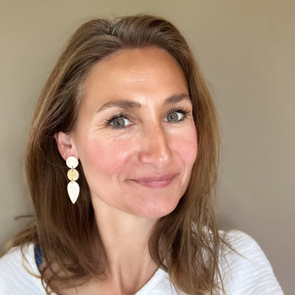 Unieke handgemaakte beige polymeerklei oorbel kopen bij Handmade Elegance by Delfine