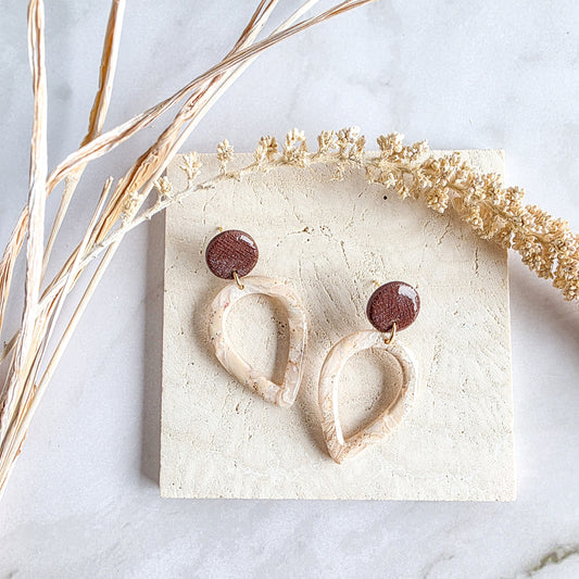 Bruine met beige druppeloorlel van Handmade Elegance by Delfine