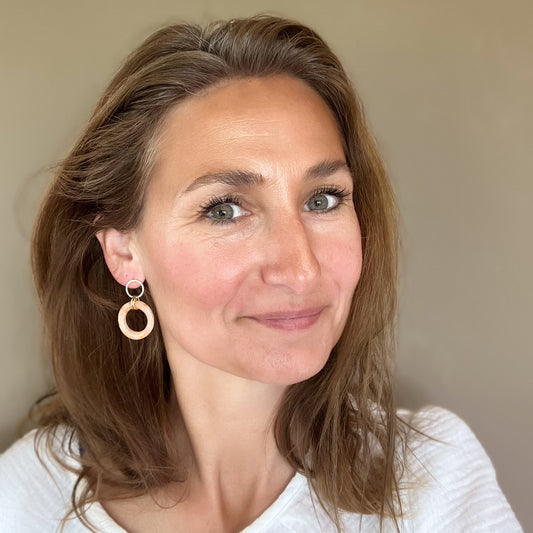 Unieke handgemaakte ronde polymeerklei oorbel kopen bij Handmade Elegance by Delfine