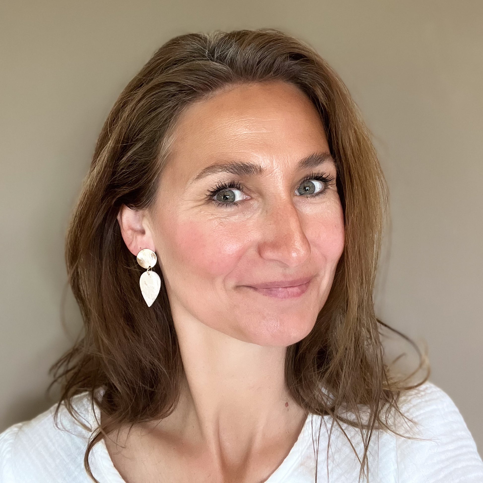 Unieke handgemaakte beige  polymeerklei oorbel kopen bij Handmade Elegance by Delfine