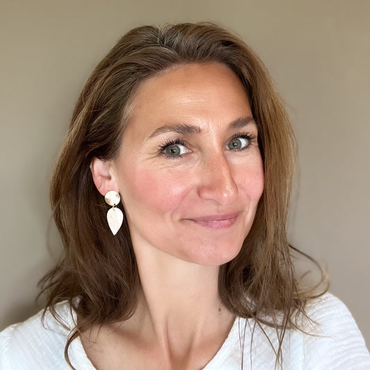 Unieke handgemaakte beige  polymeerklei oorbel kopen bij Handmade Elegance by Delfine