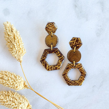 Unieke handgemaakte geometrische oorbel met bruin, goud en metallic