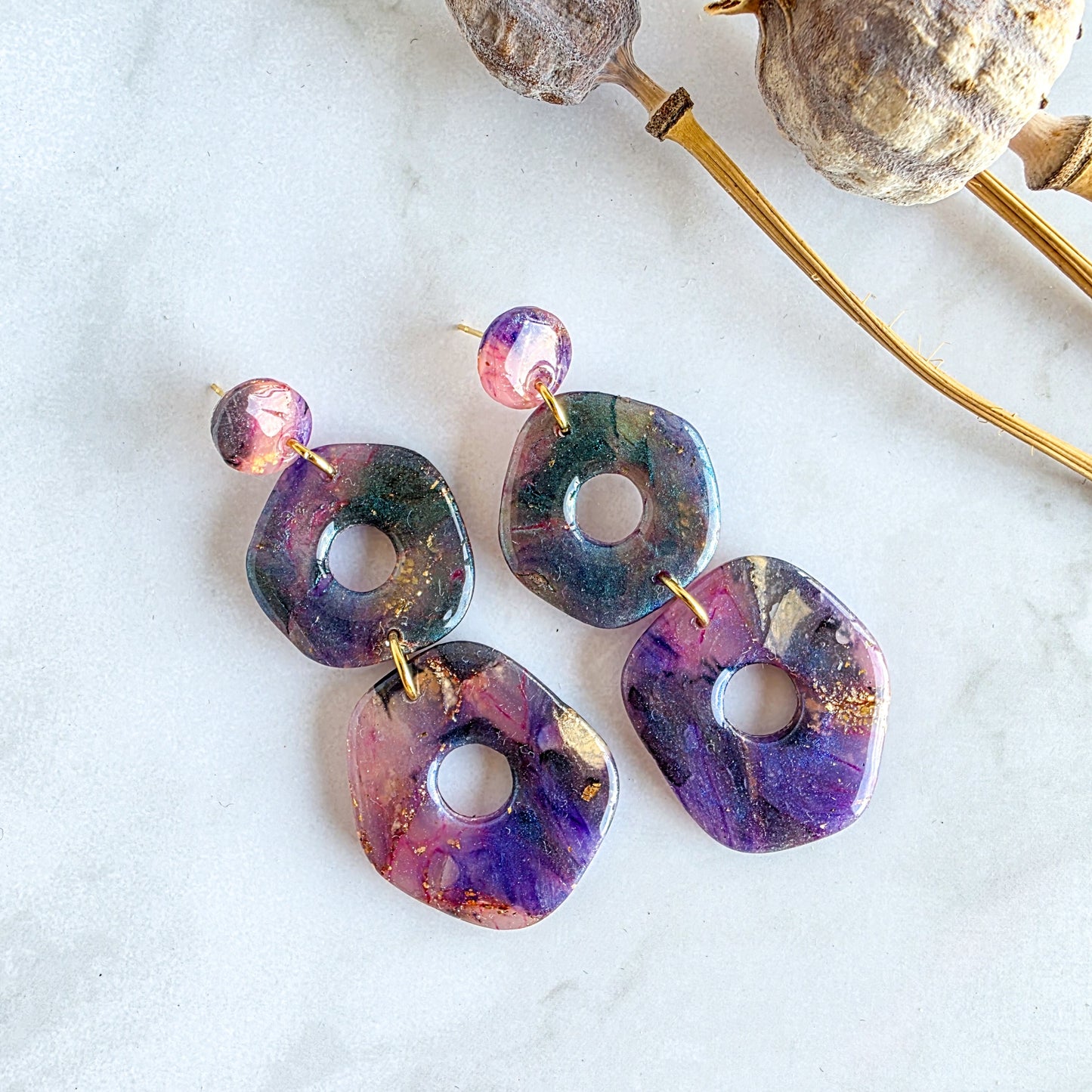 Organisch lange oorbel met paars, roze en groen metallic kleuren van Handmade Elegance by Delfine