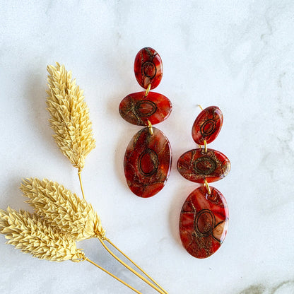 Lange ovalen steenrode oorbel van Handmade Elegance by Delfine