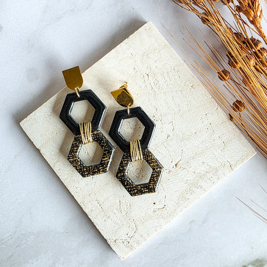 Zwart met gouden geometrische lange oorbel van Handmade Elegance by Delfine