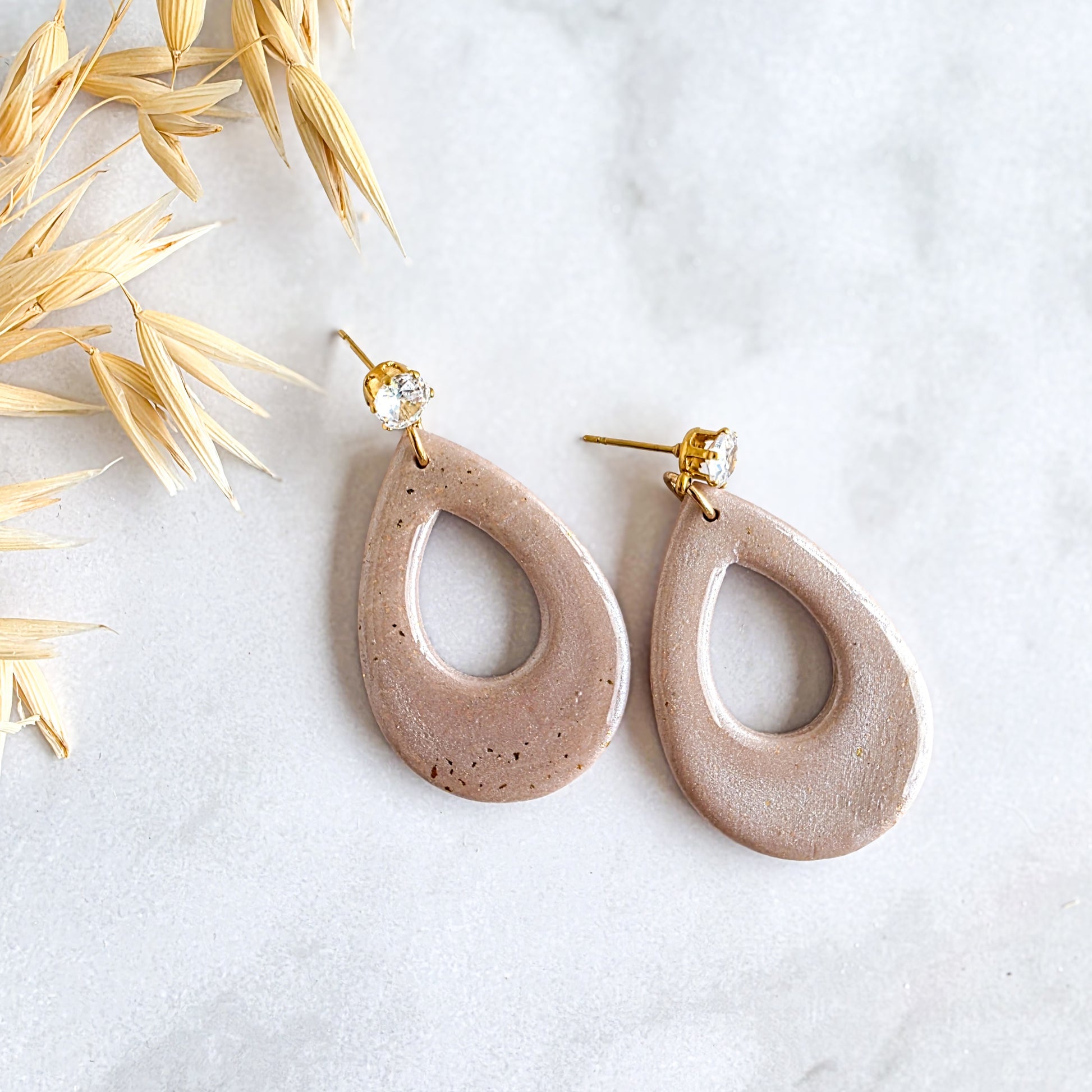 Lange roze druppelvormige oorbel met zirkonen oorknopje