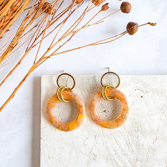 Kleine ronde oorbel met ronde goudkleurige oorsteker van Handmade Elegance by Delfine