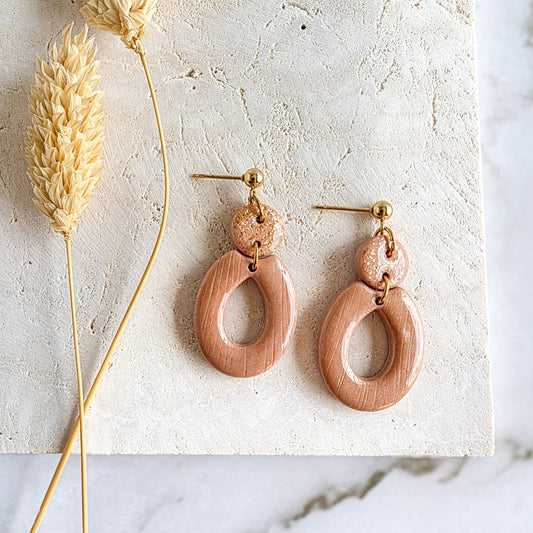 Unieke kleine roze oorbel van Handmade Elegance by Delfine