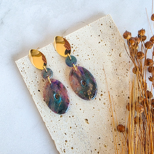 Ovaalvormige meerkleurige lange oorbel met gouden oorsteker