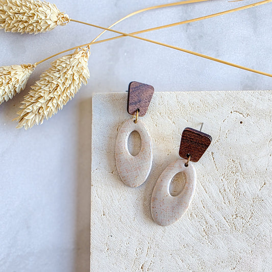 Handgemaakte oorbel met beige en houten oorknopje