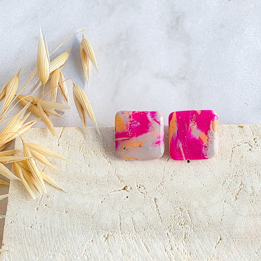 Vierkante fuchsia oorknopjes van Handmade Elegance by Delfine
