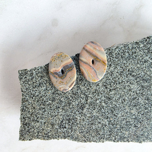 handgemaakte ovalen oorbel in aardetinten