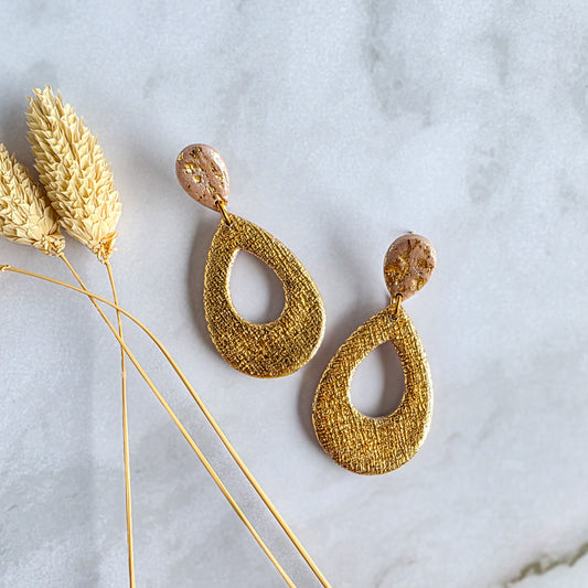 Lange gouden oorbel in druppelvorm van Handmade Elegance by Delfine