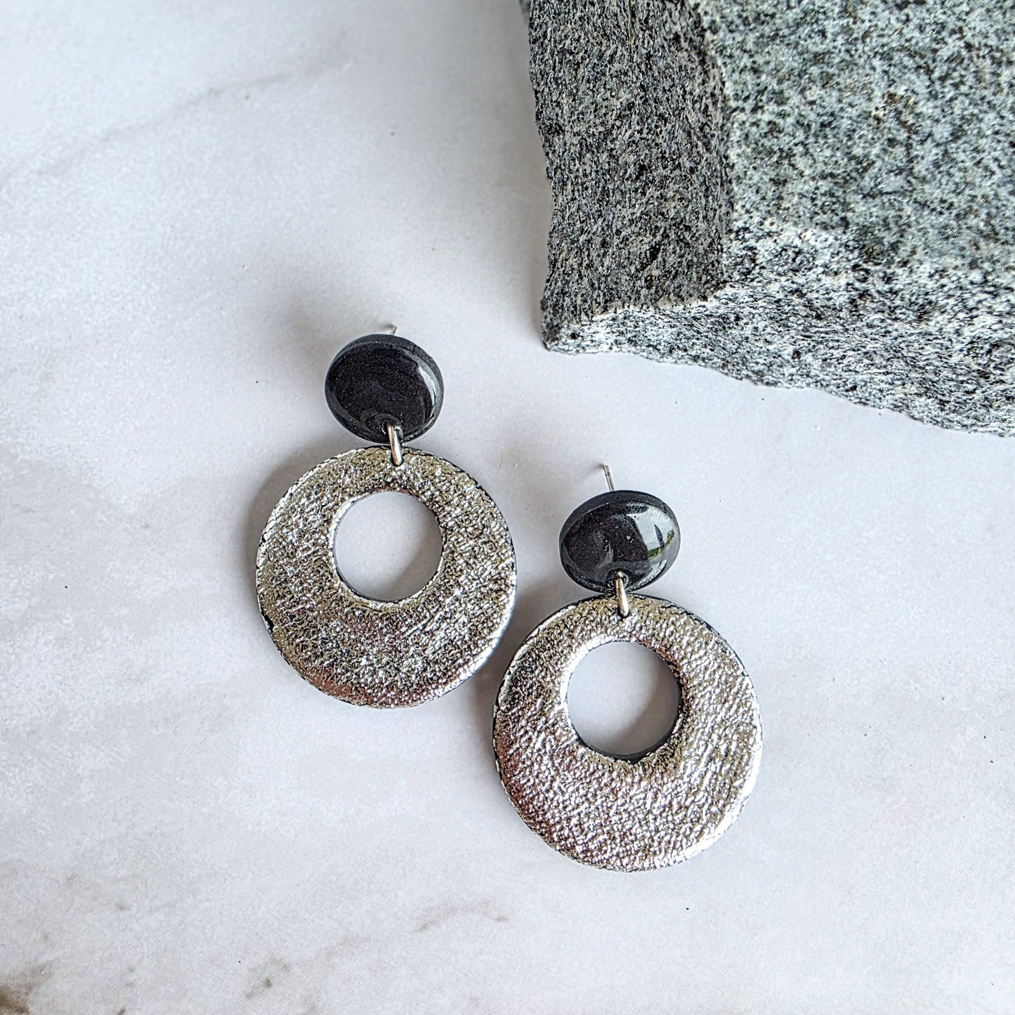 Feestelijke zwart met ronde zilverkleurige oorbel