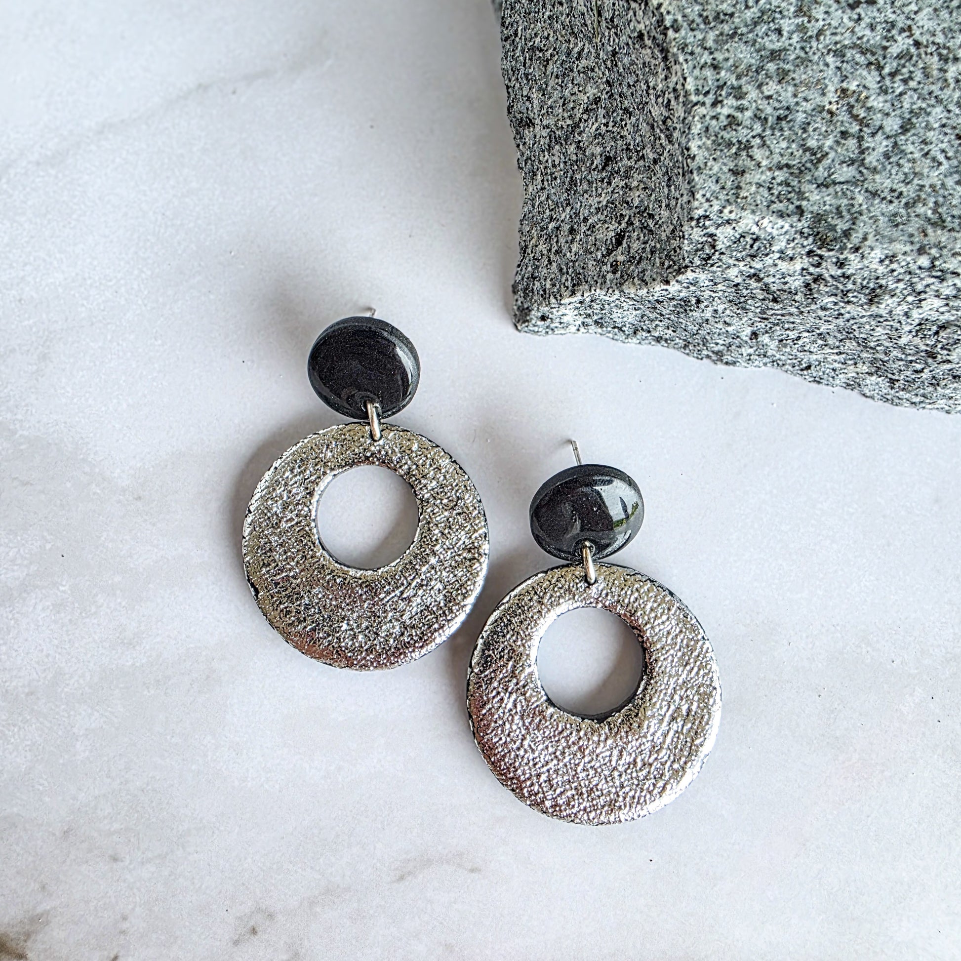 Feestelijke zwart met ronde zilverkleurige oorbel