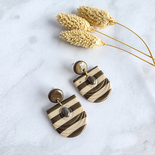 Vrolijke gestreepte oorbel in taupe en beige van Handmade Elegance by Delfine