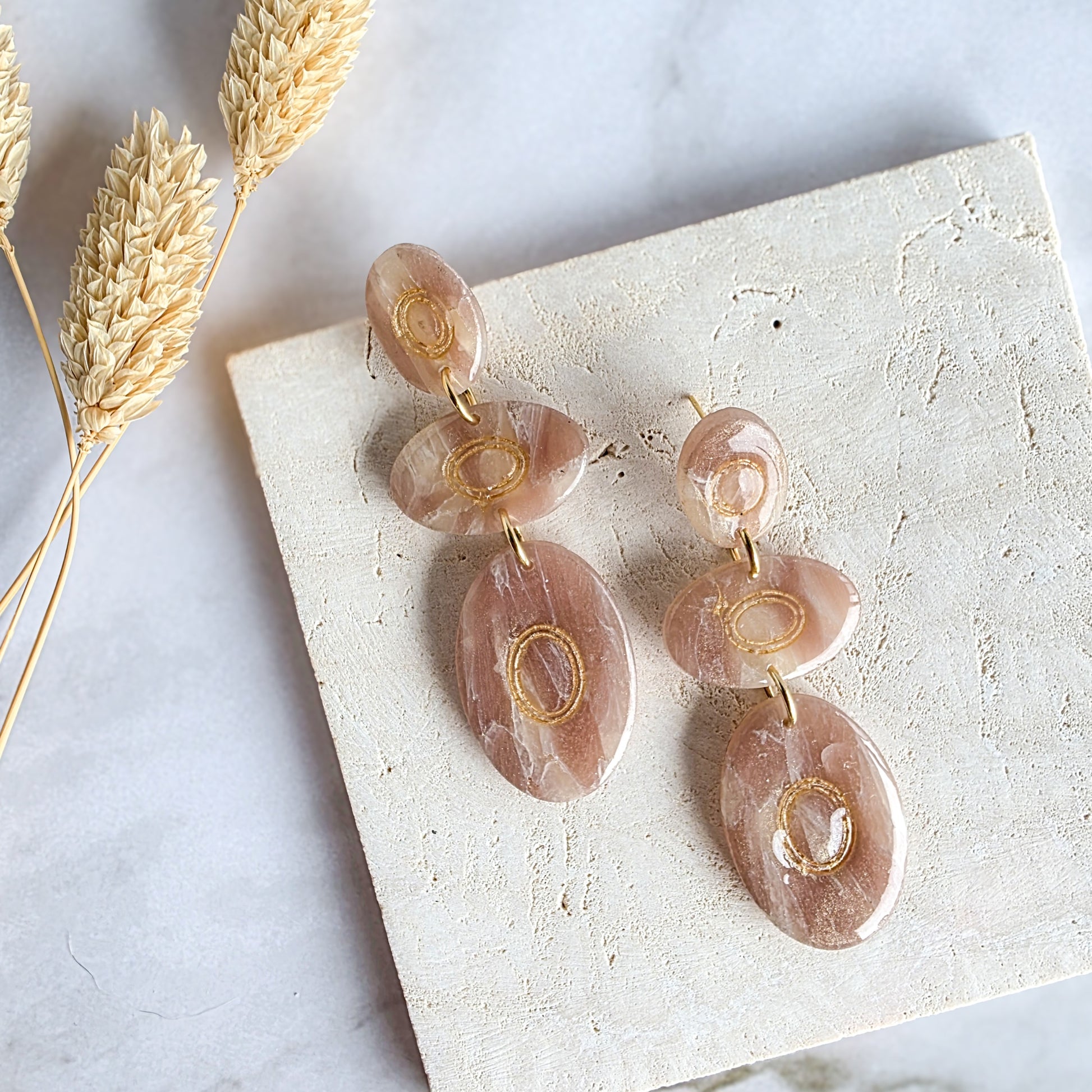 Lange beige oorbel met gouden accent van Handmade Elegance by Delfine