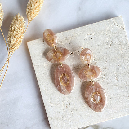 Lange beige oorbel met gouden accent van Handmade Elegance by Delfine