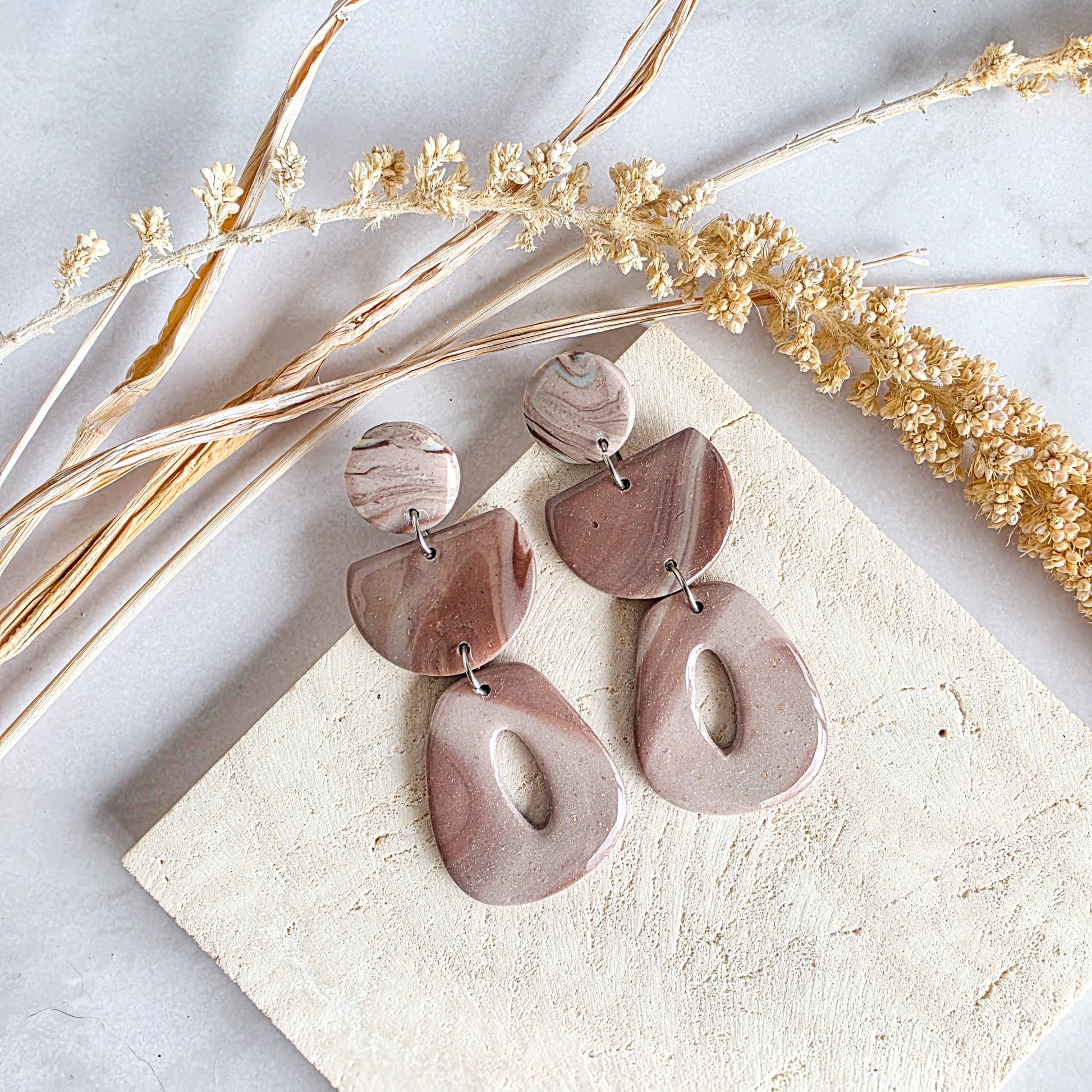 Lange taupe oorbel van Handmade Elegance by Delfine