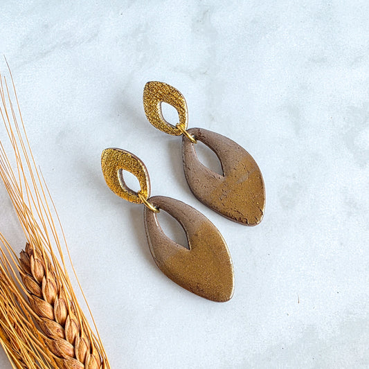 Langwerpige oorbel met goud en taupe metallic van Handmade elegance by Delfine