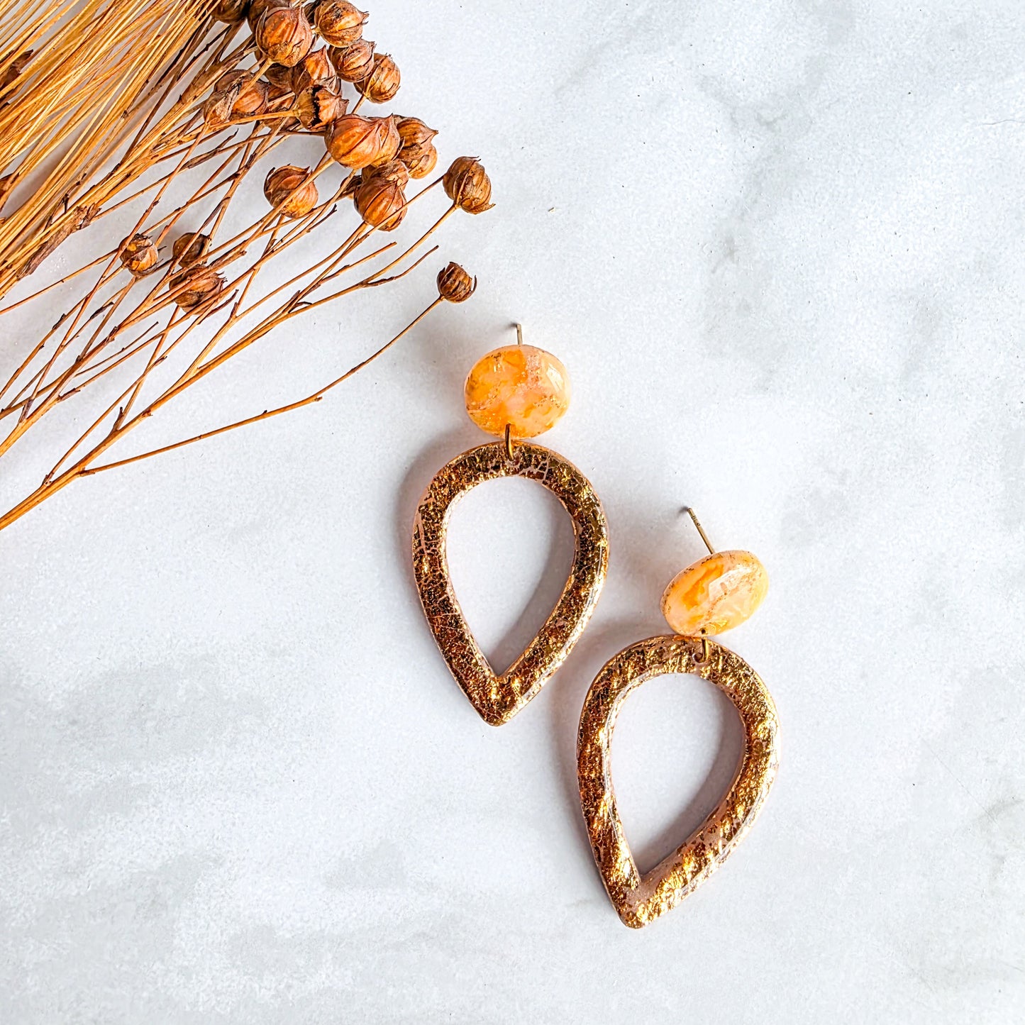 Lange druppelvormige oorbel in bronskleur van Handmade Elegance by Delfine