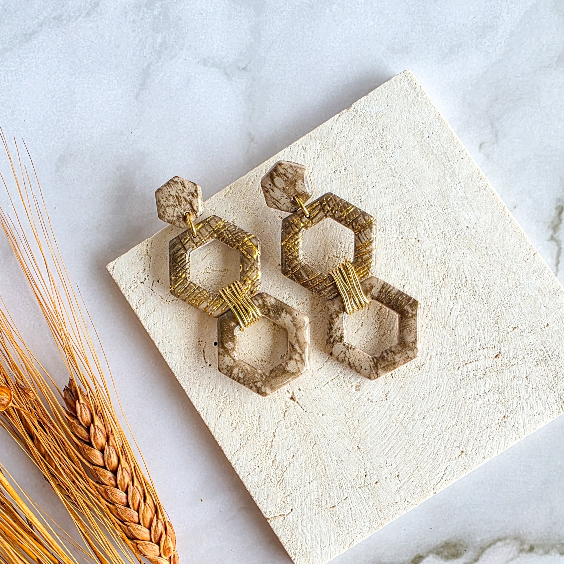 Exclusieve handgemaakte geometrische oorbellen met goud en beige