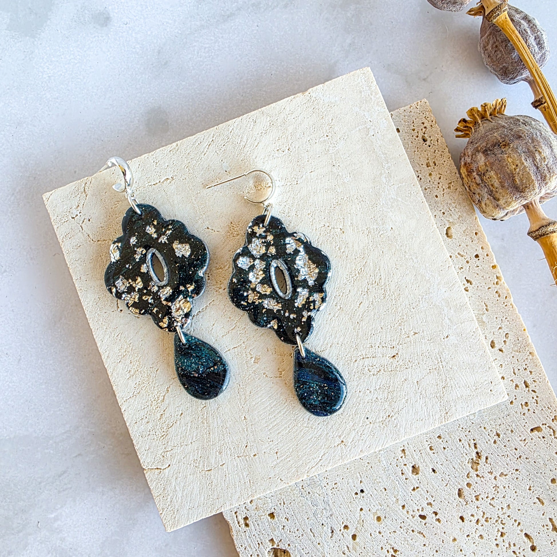 Groene blokvormige oorbel met zilver van Handmade Elegance by Delfine