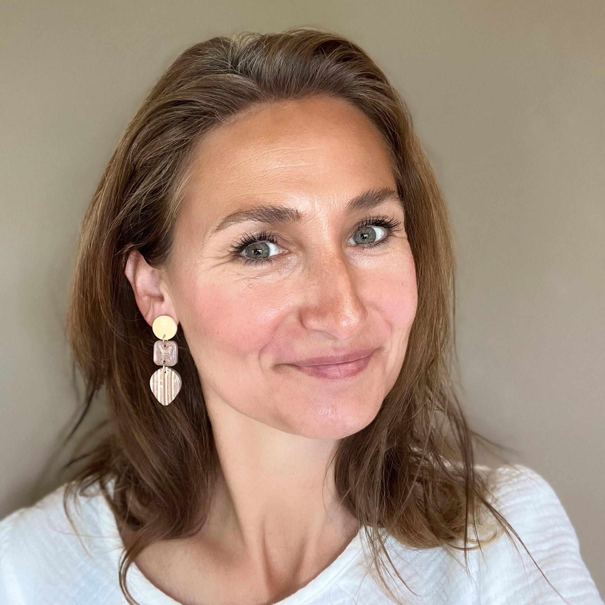 Unieke handgemaakte druppelvormige polymeerklei oorbel kopen bij Handmade Elegance by Delfine