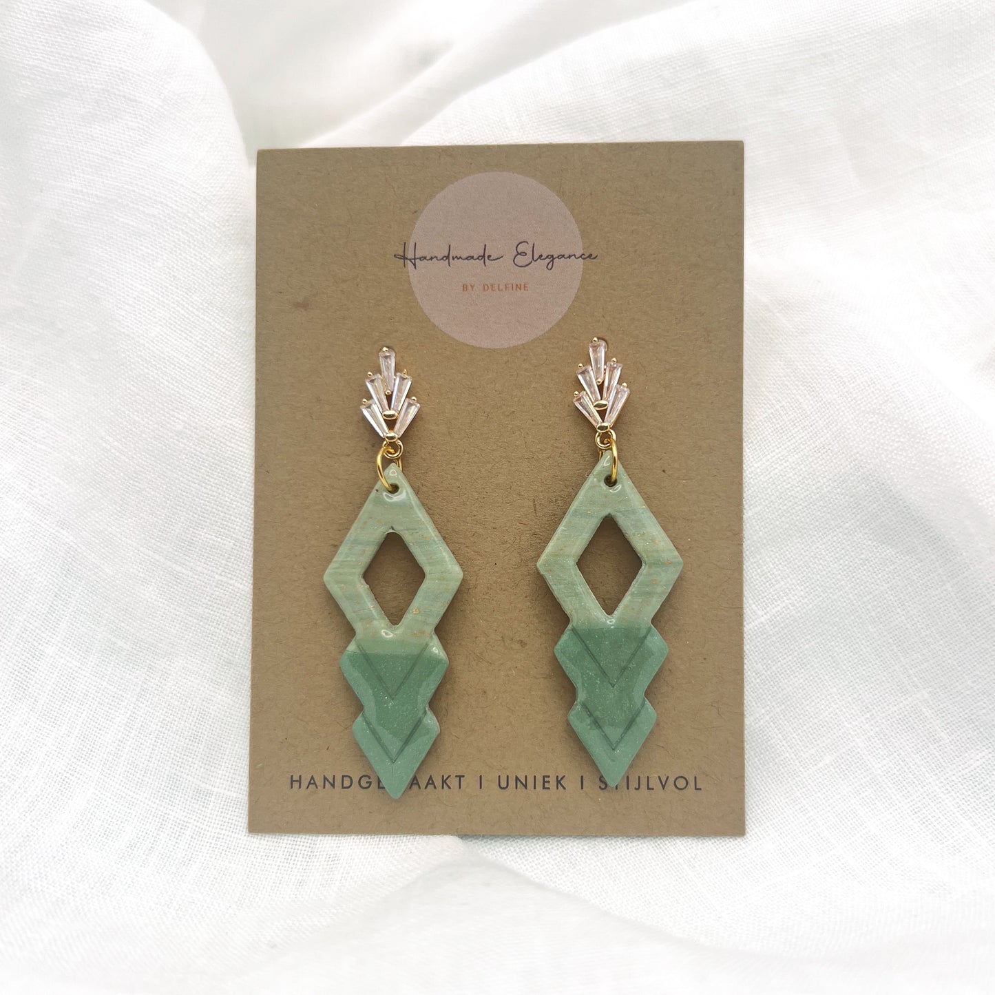 Unieke handgemaakte polymeerklei oorbel met goud kopen bij Handmade Elegance by Delfine