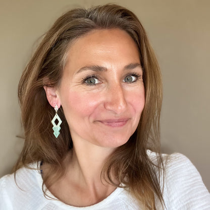 Unieke handgemaakte groene polymeerklei oorbel met zirkonium kopen bij Handmade Elegance by Delfine