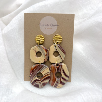 Unieke handgemaakte lange ronde polymeerklei oorbel kopen bij Handmade Elegance by Delfine