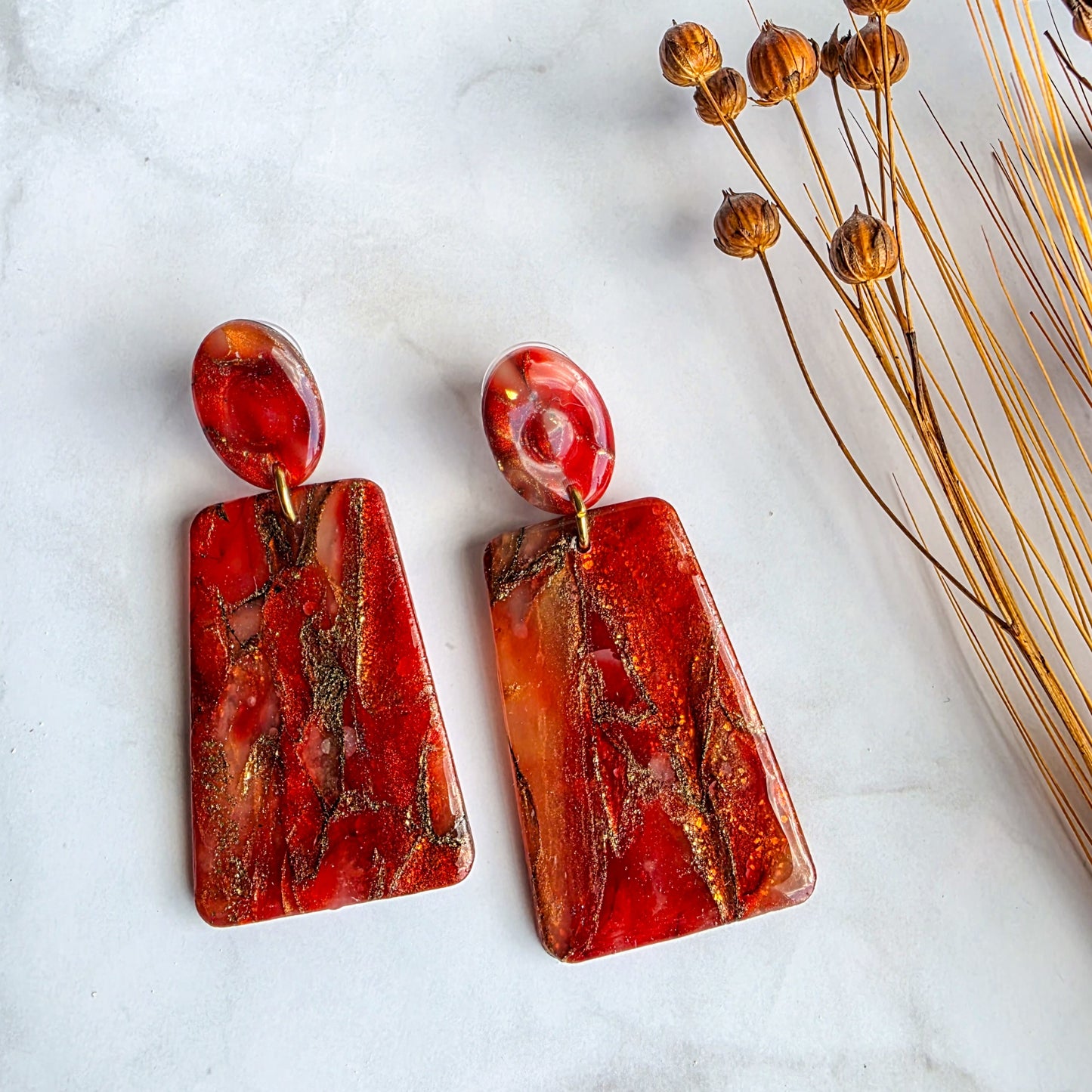 Warme rode grote oorbel van Handmade Elegance by Delfine