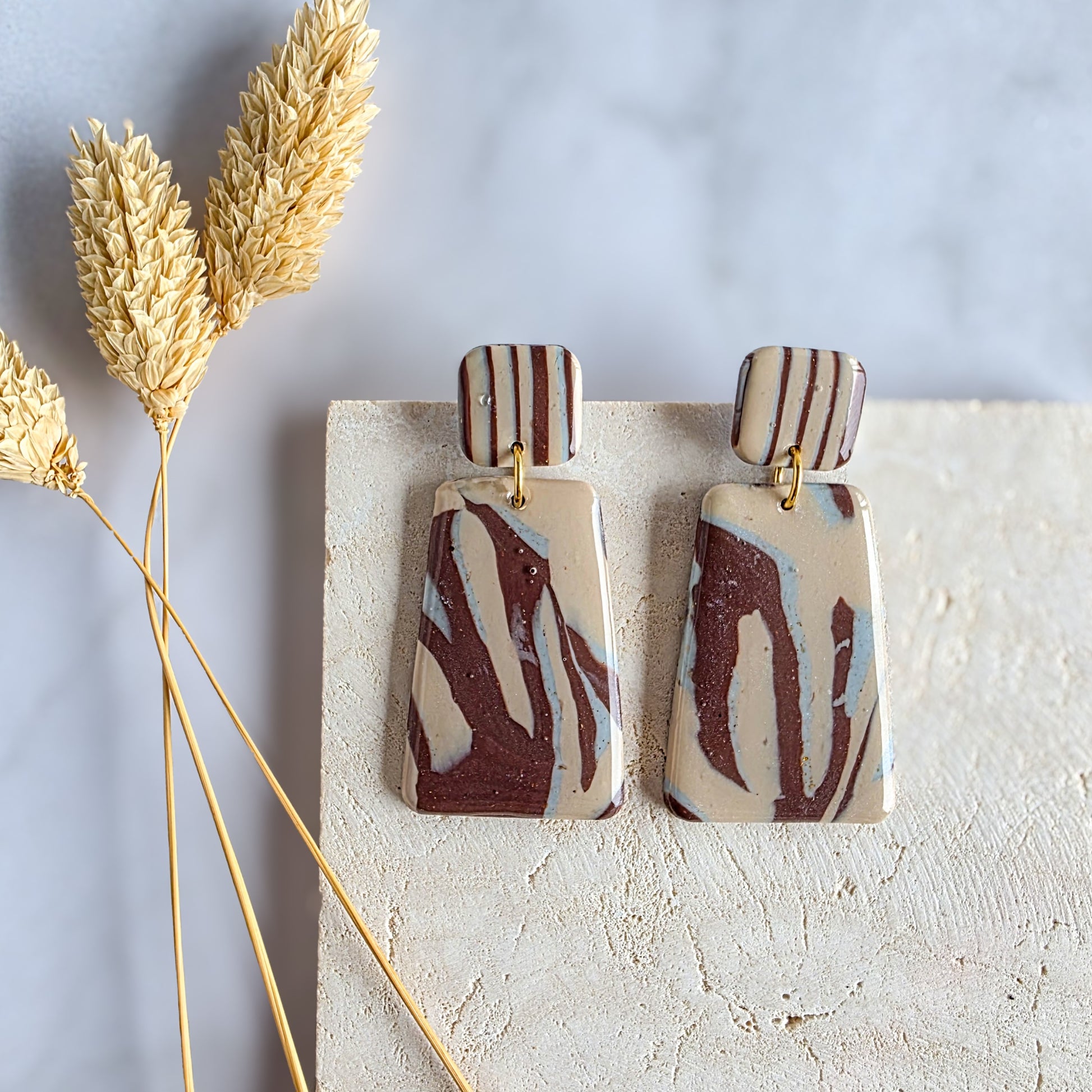 Unieke handgemaakte polymeerklei oorbel in safariprint kopen bij Handmade Elegance by Delfine