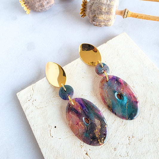 Uniek stijlvolle oorbel in paars en roze metallic met goudkleurige oorsteker